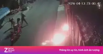 Video làm rõ vụ ném vật liệu cháy vào nhà dân lúc đêm khuya