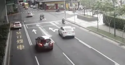 Xe điện Tesla mất lái khó hiểu, tông thẳng vào cửa hàng nội thất bên đường