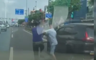 Xem video: Hai tài xế rượt đuổi, đánh nhau trên đường ở TPHCM