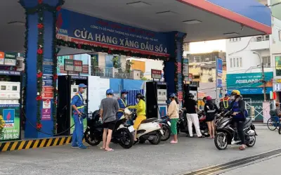 Xăng E10 sắp bán đại trà: Người tiêu dùng thấp thỏm, kỳ vọng giảm chi phí