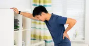 20 tuổi đã còng lưng không thể xoay: 6 dấu hiệu đau lưng cần khám sớm