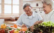 4 nguyên tắc ăn uống kéo dài tuổi thọ sau tuổi 50