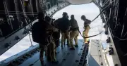 Anh nhảy dù đưa bác sĩ và vật tư y tế đến đảo xa xôi Tristan da Cunha