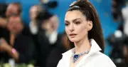 Anne Hathaway tiết lộ suýt mù một bên mắt suốt 10 năm vì đục thủy tinh thể