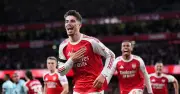 Arsenal thắng Burnley 3-1, nuôi hy vọng vô địch Ngoại hạng Anh