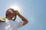 Đau đầu do nắng nóng: Dấu hiệu cảnh báo say nắng, sốc nhiệt, đột quỵ
