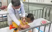 Bé 2 tuổi bị mẹ ruột và cha dượng bạo hành dã man, đa chấn thương nặng