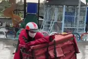 Bố chở con ngồi trong thùng hàng shipper giữa trời mưa gây sốt mạng