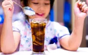 Bé gái 12 tuổi thủng tá tràng vì uống nước ngọt thay nước lọc