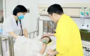 Bé gái 3 tuổi nguy kịch vì mắc kẹt cổ vào cổng sắt, bác sĩ cảnh báo nguy hiểm