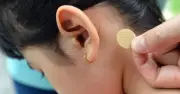 Bé gái 7 tuổi loạn thần vì dùng miếng dán chống say tàu xe sai cách