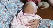 Bé gái bị bỏ rơi cùng lời nhắn 'con là sinh viên tự sinh tại phòng trọ'