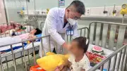 Bé gái bị mẹ ruột và người tình đánh đập nguy kịch, hai đối tượng bị bắt