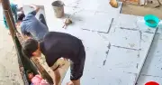 Bé gái ngủ võng giữa công trường, thợ xây thay nhau đưa võng gây xúc động
