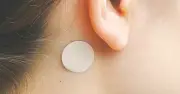 Bé gái nhập viện vì miếng dán chống say xe