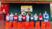 Bộ đội Biên phòng Nậm Nhừ tổ chức giao lưu văn nghệ và trao quà cho học sinh biên giới