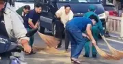 Bí thư Phường ở TPHCM xắn tay cùng dân quân xử lý ổ đậu lộn trên đường