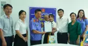 Bé trai 2 tuổi bị bạo hành được cấp giấy khai sinh trong 24 giờ