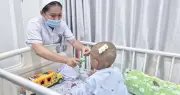 Bé trai 2 tuổi bị mẹ và cha dượng bạo hành sẽ được cấp giấy khai sinh trước 11/5