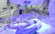 Bé trai 4 ngày tuổi mang nhóm máu cực hiếm, các bác sĩ đã cứu sống
