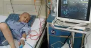 Bé trai 9 tuổi mắc ung thư hạch, cha mẹ công nhân kiệt quệ cầu mong phép màu