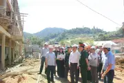 Bộ trưởng Giáo dục kiểm tra trường nội trú biên giới Hùng Sơn