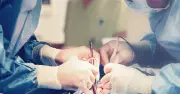 Bác sĩ phẫu thuật thành công khối u buồng trứng khổng lồ chứa 10 lít dịch cho thiếu nữ 19 tuổi