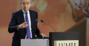 Bernard Arnault đeo đồng hồ Louis Vuitton độc bản hơn 23 tỷ đồng