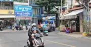 Biển báo cấm xe tải ở Tân Sơn Nhì bị che khuất, tiềm ẩn nguy cơ tai nạn