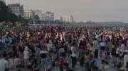 Biển Sầm Sơn ken đặc du khách trong ngày cuối tuần nắng nóng