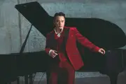 Binz xuất hiện với hình ảnh lịch lãm, trưởng thành trong album đầu tay
