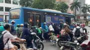 Bản tin 60s: Nâng xe buýt cứu nữ tài xế, Hà Nội se lạnh giữa hè