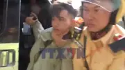 Bắt giữ nghi can cướp giật dây chuyền vàng đang lẩn trốn trên xe khách