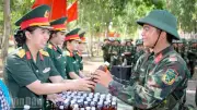 Bát nước giải nhiệt thắm tình quân dân trên thao trường An Giang