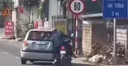 Bất ngờ lý do tài xế ô tô tạt đầu làm ngã xe máy trên đường