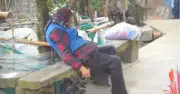 Cụ bà 80 tuổi bị 7 con ruột từ chối chăm sóc, chết cóng giữa mùa đông