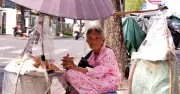 Cụ bà 82 tuổi bán bánh ở vỉa hè từ 2h sáng kiếm tiền đưa trò cò tóc con về TPHCM