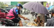 Cụ bà 83 tuổi lưng còng gánh bánh tai yến trả nợ hậu sự cho con