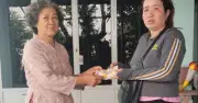 Cụ bà gần 80 tuổi nhặt được 6 triệu đồng và vé số trúng thưởng, trả lại người đánh rơi