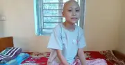Cô bé Phú Thọ mắc ung thư hiếm gặp, mẹ nghèo bất lực vì cạn sạch tiền chữa bệnh
