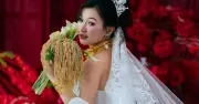 Cô dâu cầm bó lúa ST25 trong đám hỏi, gây sốt mạng xã hội