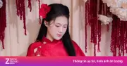 Cô dâu lặng lẽ đứng bên ghế trống cho cha mẹ đã khuất trong lễ cưới
