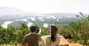 Cô gái Sài Gòn nghỉ việc, cùng bố xuyên Việt - Lào trong 2 tháng