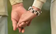Cụ ông 80 tuổi khoe bạn gái kém 40 tuổi, nói một câu gây chú ý về tuổi già