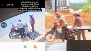 Cụ ông cởi áo che yên xe để vợ ngồi không bị nóng, dân mạng gọi là 'soái ca'