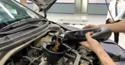 Có nên thay dầu động cơ ô tô sớm hơn khuyến cáo để giữ máy?
