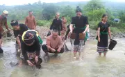 Độc đáo tục rửa trứng gà ở suối thiêng của người Ô Đu