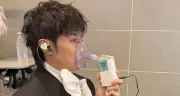 Ca sĩ Cổ Cơ Kiệt suýt ngất, phải thở oxy trước đêm diễn