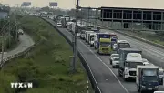 Cao tốc về TP.HCM ùn tắc, bến xe sân bay đông khách