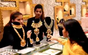 Các cặp đôi Ấn Độ đổ xô mua vàng Dubai trước mùa cưới